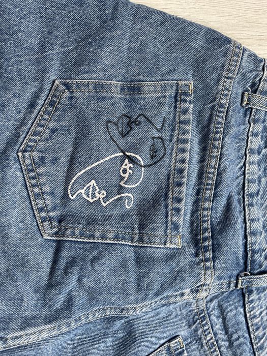 Къси дънкови панталони с рисунка на задния джоб