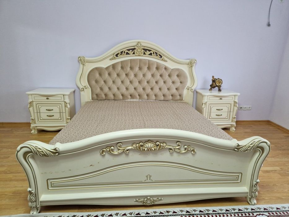 Кровать с двумя тумбами и комод