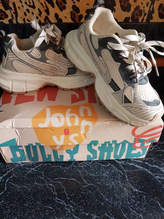 Продам кроссовки