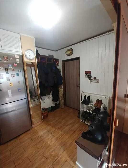 Vând apartament 4 camere, 3 dormitoare si un living