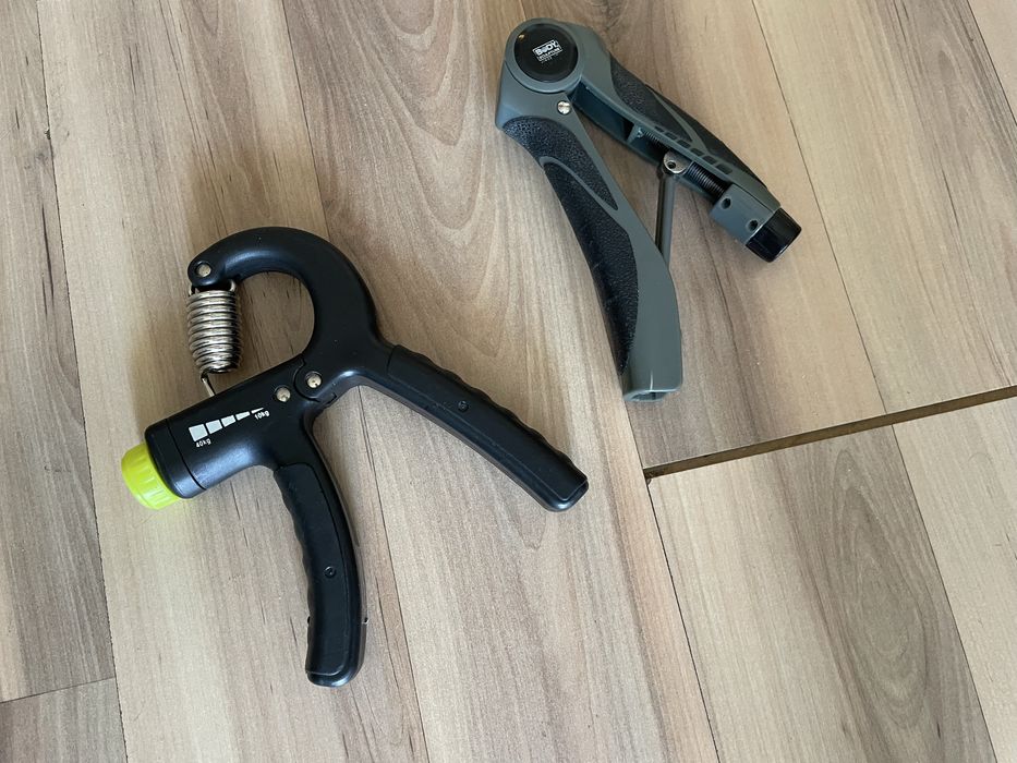 Уред за стискане за развиване на захват