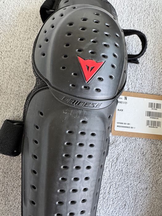 Vand protectii genunchi Dainese