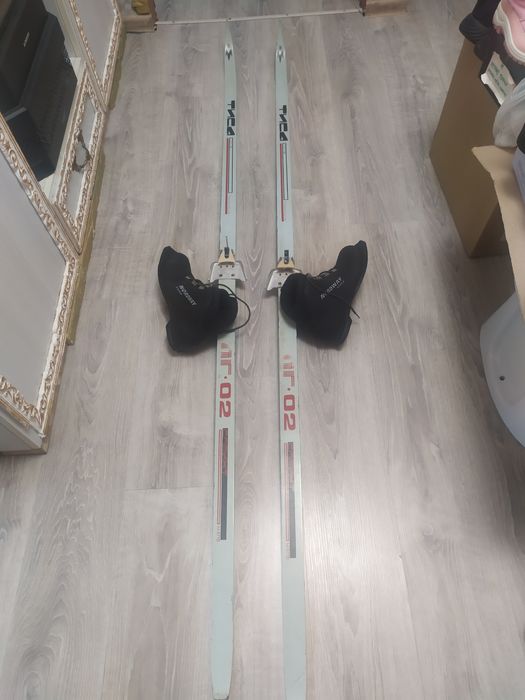 Продам лыжи с ботинками