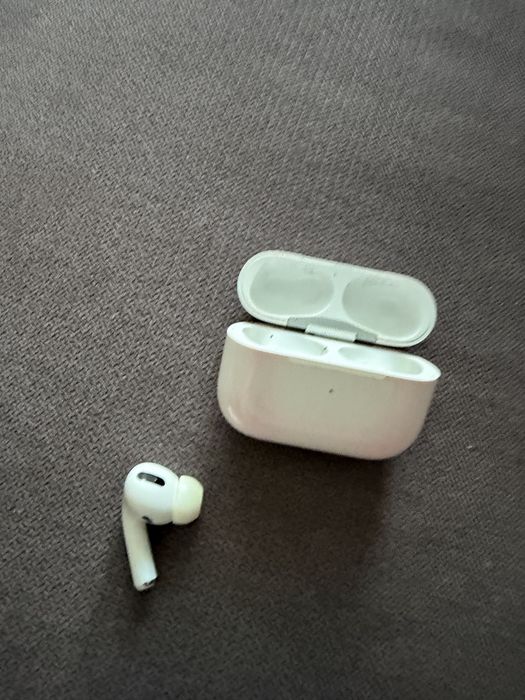 Оригинал, один наушник.