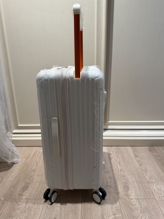 Шикарный новый чемодан