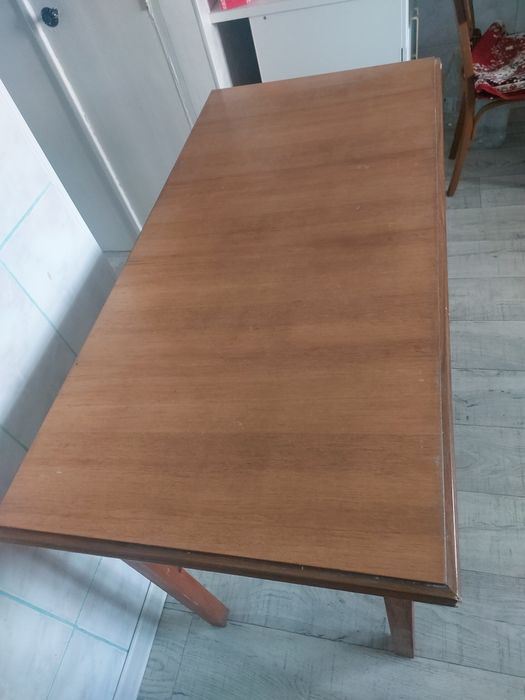 Стол кухонный, деревянный, крепкий.