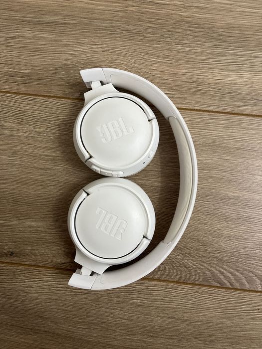JBL TUNE 520 BT белые