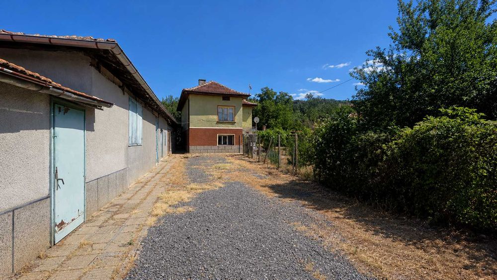 Продава се Къща в с. Елешница, Област София-област - 265 кв.м за 899 €/кв.м - Снимка #2