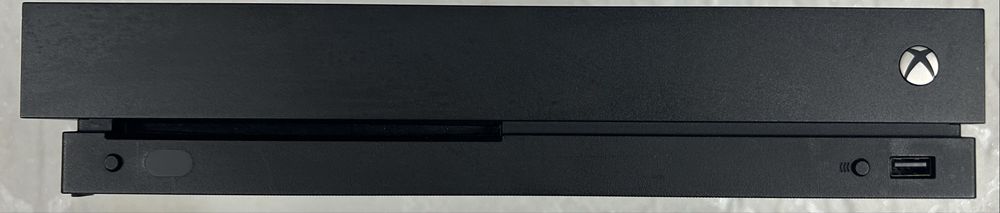Xbox One X 1 ТБ SSD + 2 геймпада