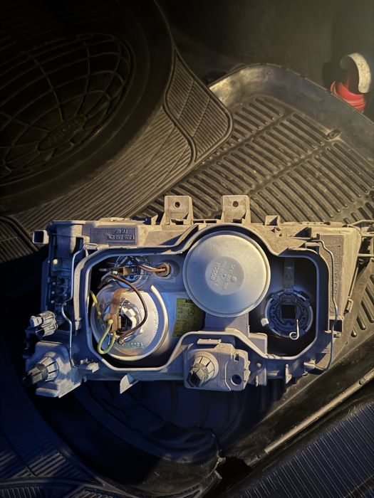 Продам Правый фар на 202 мерседес