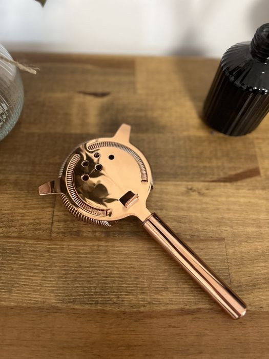 Strainer cocktail bar