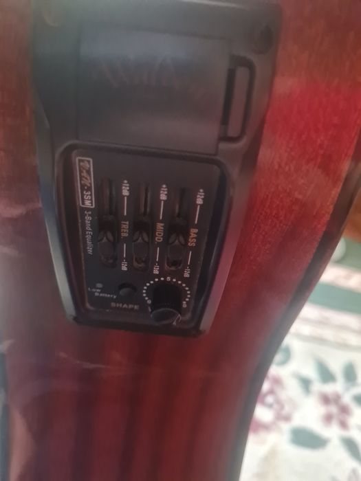 Gitara akustik eng katta razmer