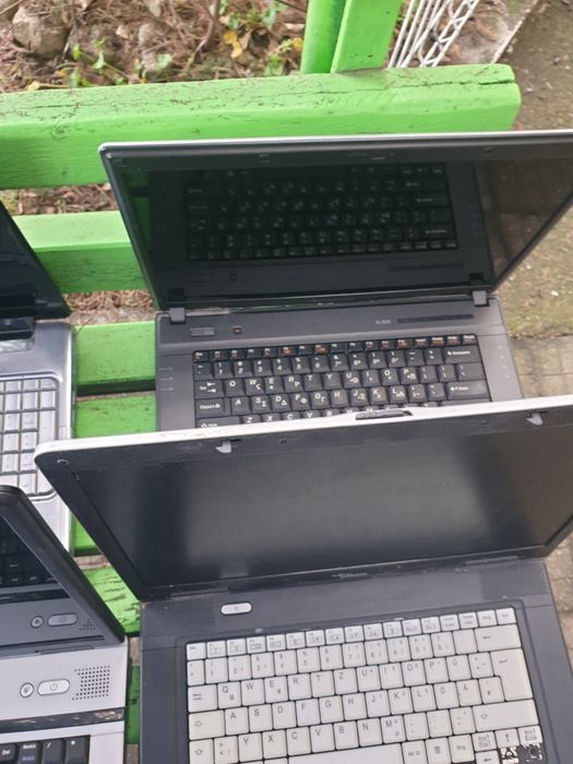 Лот лаптопи за ремонт и части.