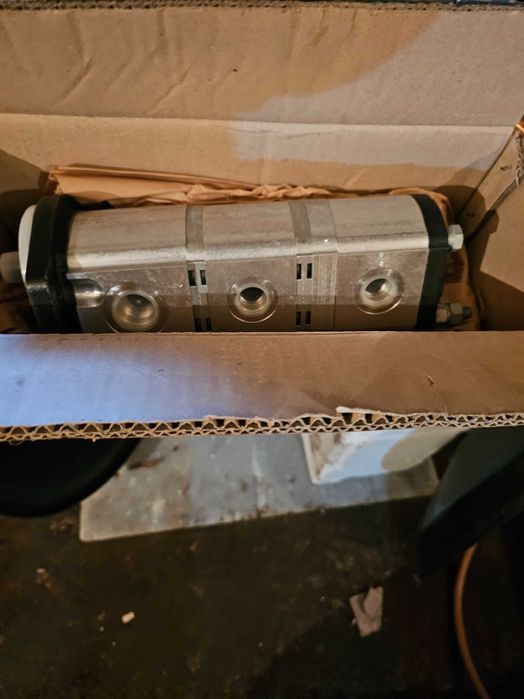 Pompă hidraulică triplă