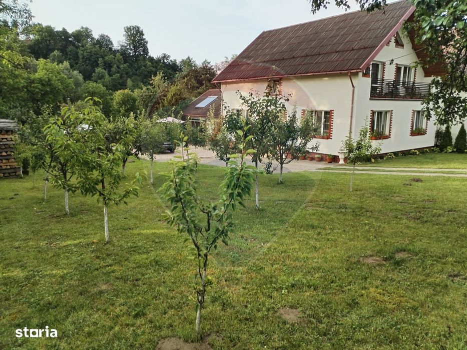 Casă individuală, teren 3275 mp, 6 camere, livadǎ cu pomi fructiferi