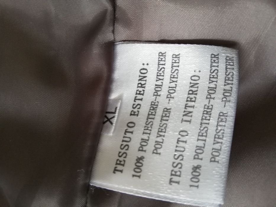 Vând geaca cu glugă damă XL.