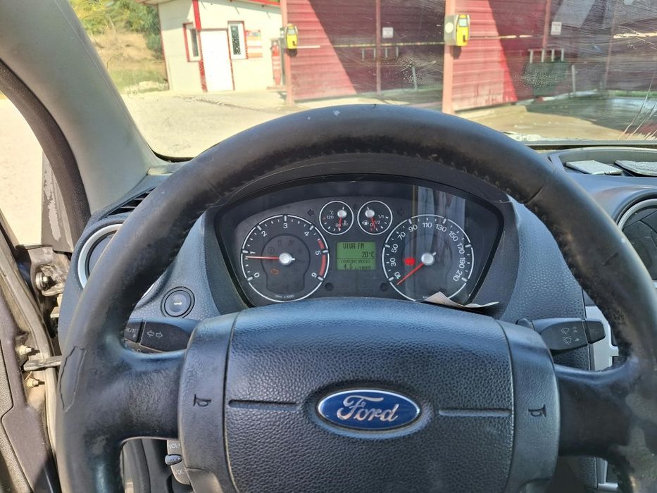 Vând Ford Fiesta
