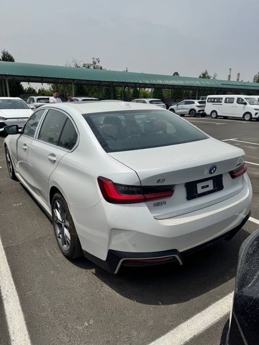 BMW I3 35L 2025 yil nomer olingan natarus