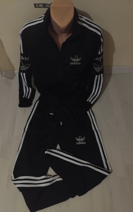 Trening bărbătesc Adidas.