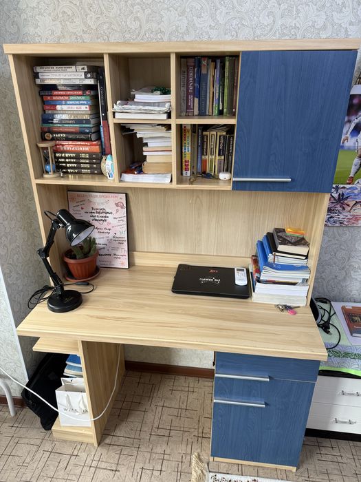 Парта с книжной полкой