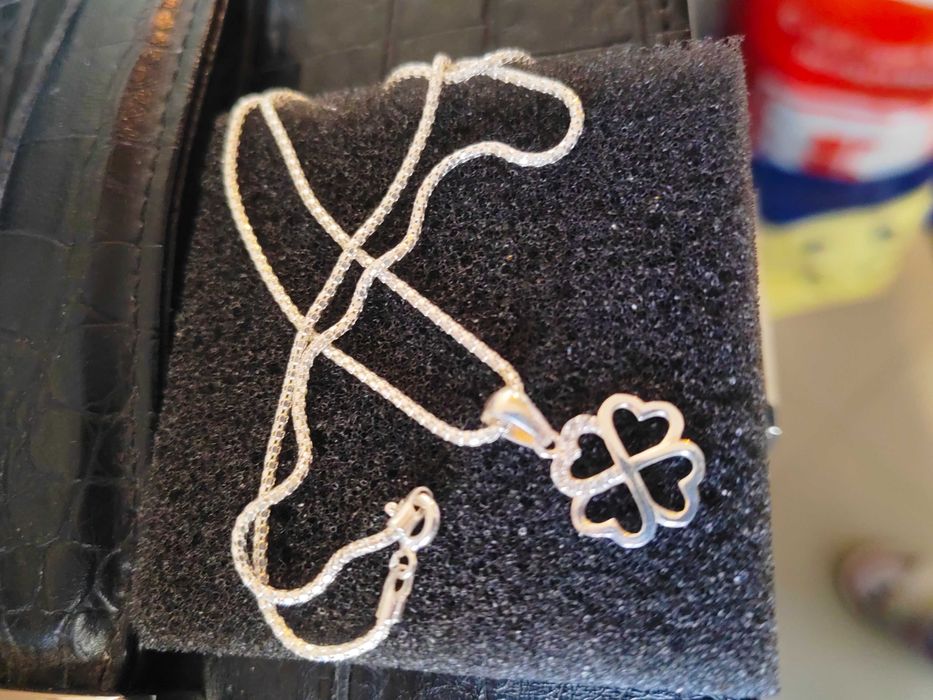 Чисто ново ефектно сребърно колие с детелинка висулка