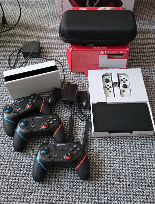 Nintendo Switch OLED бяла + докинг, калъф и 3 контролера