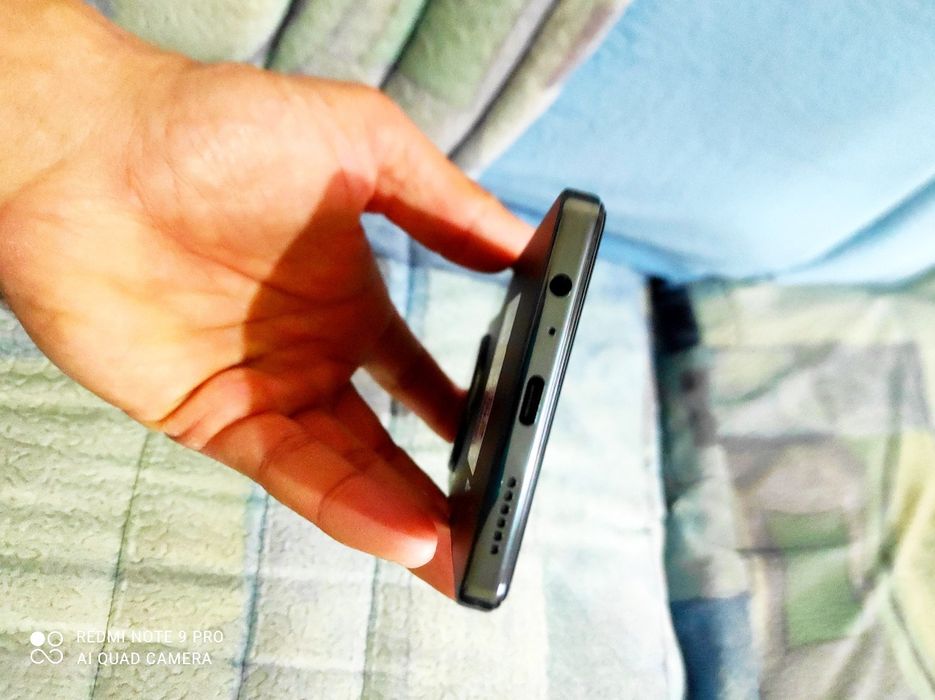 Tecno Camon 30 Xolati yangi turibdi