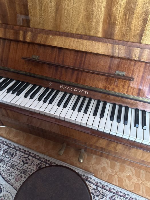 Продается пианино.  Стульчик для него