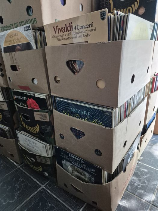 Vând Discuri Vinil colectie 150lp  in stare buna cu muzica clasică 
- T