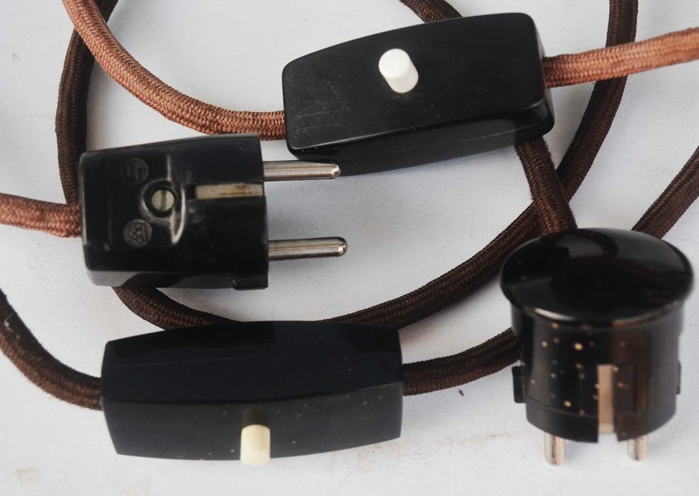 Lot de doua veioze retro-moderniste cu abajur in piele naturala