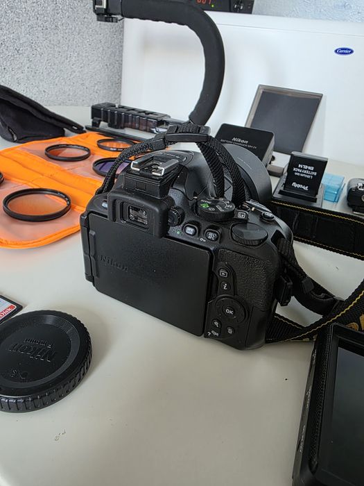 Nikon D5600 пълен комплект с 3 обектива и аксесоари