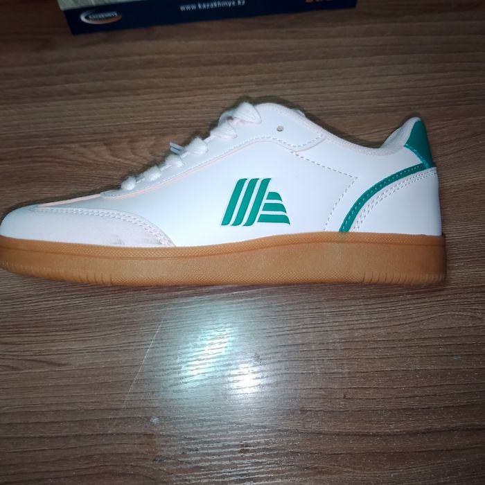 Новые кросовки, продаю