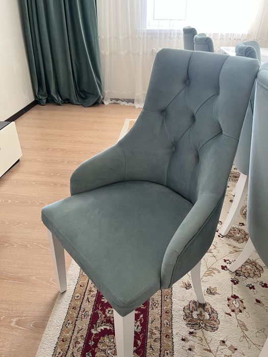 Большой стол со стульями