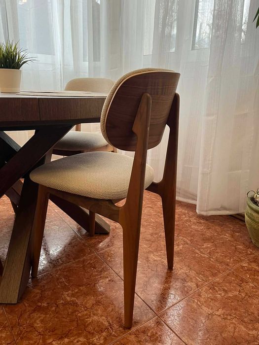 Модерни Масивни Тапицирани Столове