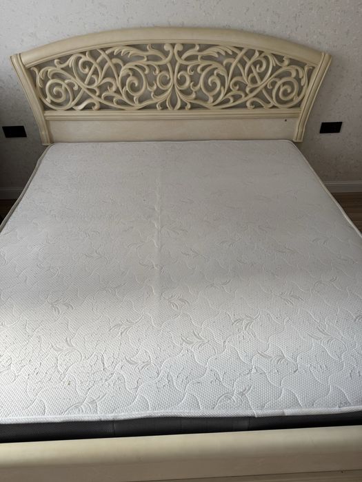 Продам б/у матрас средней жесткости