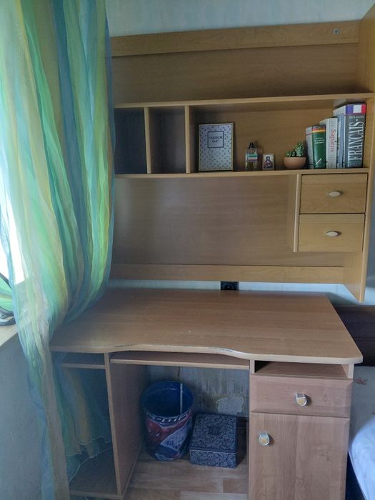 Бюро с надстройка