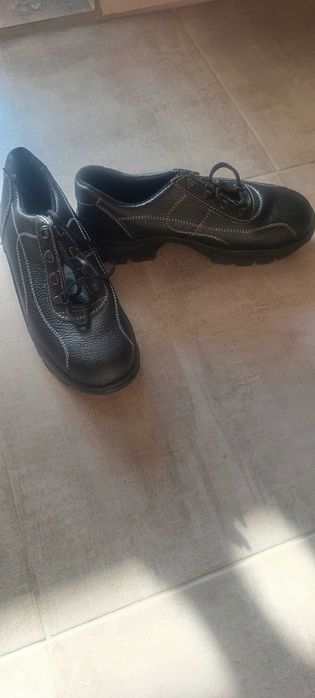 Pantofi de lucru cu bombeu