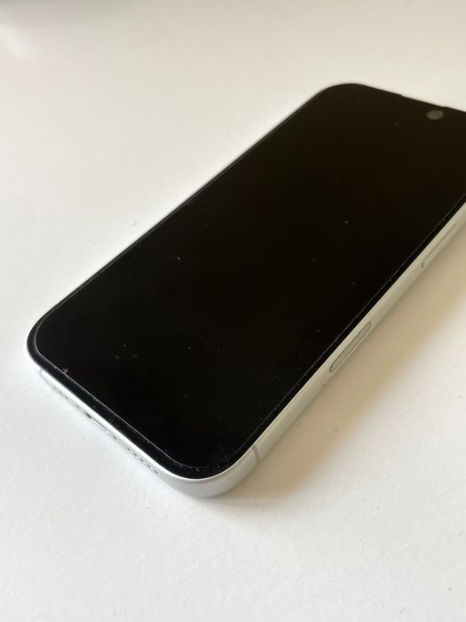 iPhone 16 / 256 GB / Alb / Stare excelentă + 6 huse