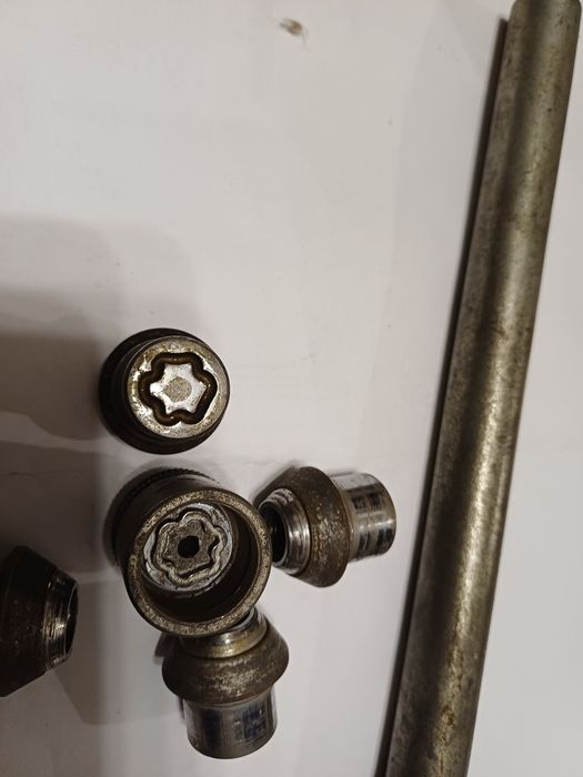 Секретни гайки за алуминиеви джанти и крик от Форд Мондео и оригинални