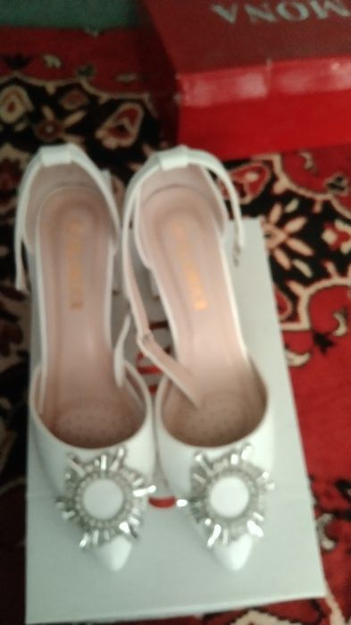 Срочно продается белый босоночки