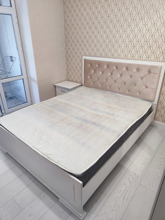 Двухспальная кровать с матрасом