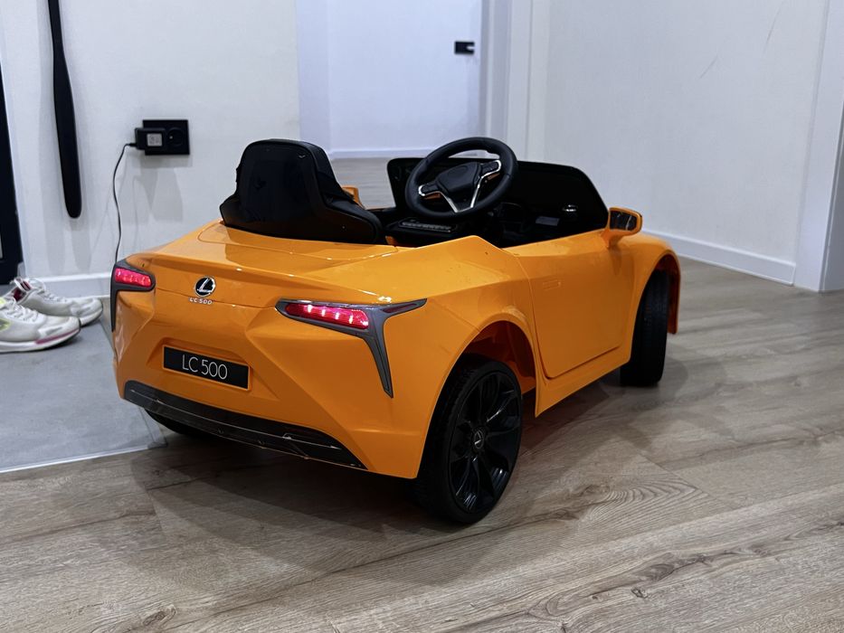 Детская машина на пульте