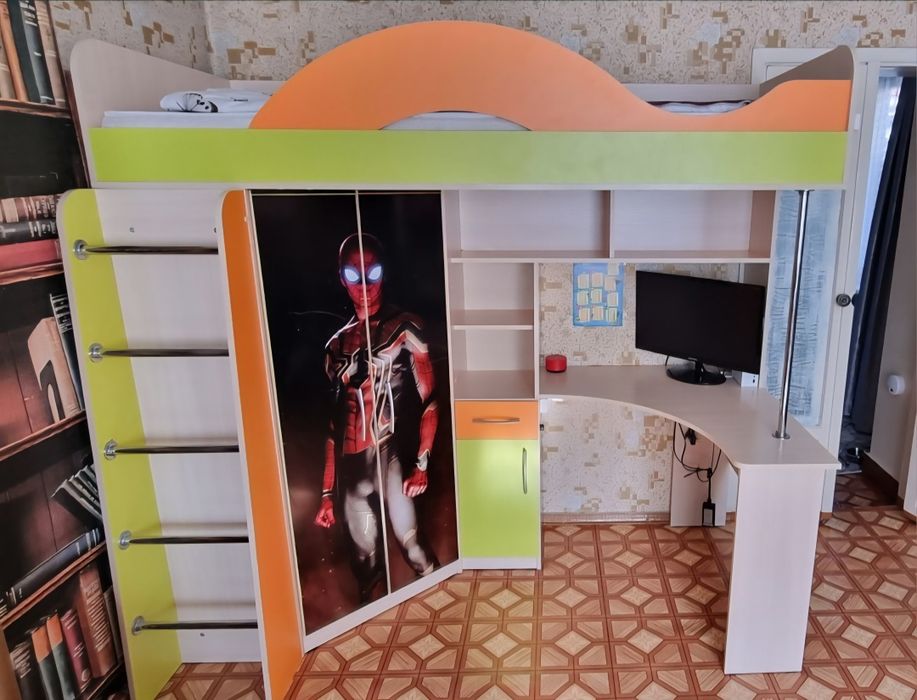 Детский гарнитур  кровать, стол, шкаф.