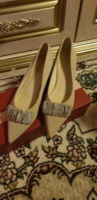 Yangi tufli, kiyilmagan