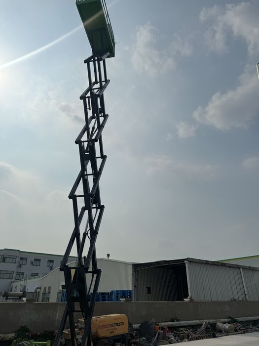 Ножничный подъемник