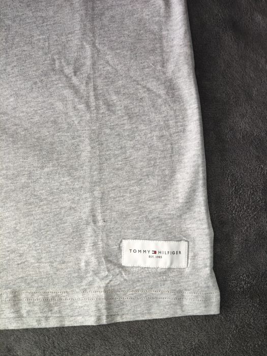 Tommy Hilfiger tricou bărbătesc gri cu logo pe umeri mărimea S nou