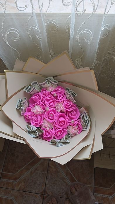 Buchet trandafiri din spumă cu bancnote