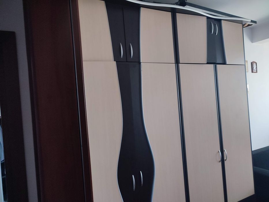 Vănd mobilă de puțin timp cumpărată