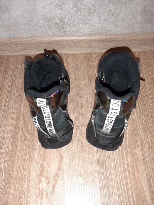 Продаю женские ботинки