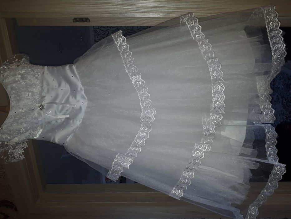 Продаю шикарное белоснежное платье на принцессу